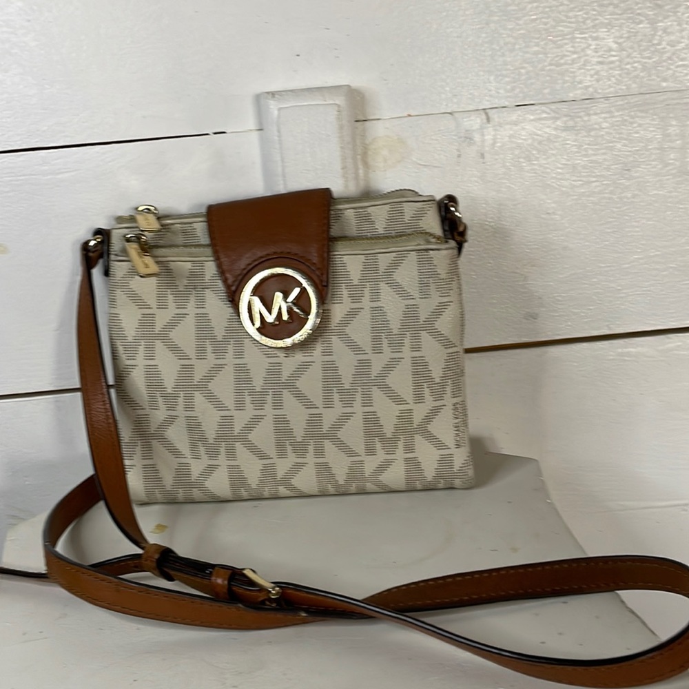 Michael kors wallet crossbody